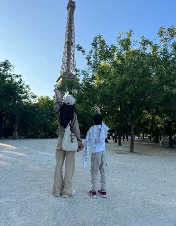配资321 杨颖晒与小海绵在巴黎背影照 母子手牵手超温馨